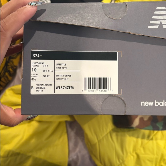 White platform New balance Sneaker with gum bottom - Picture 7 of 8